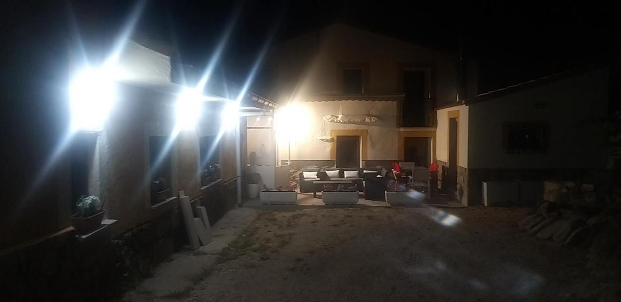Casa Rural Los 7 Pinos De Gredos ナバレドンダ・デ・グレドス エクステリア 写真