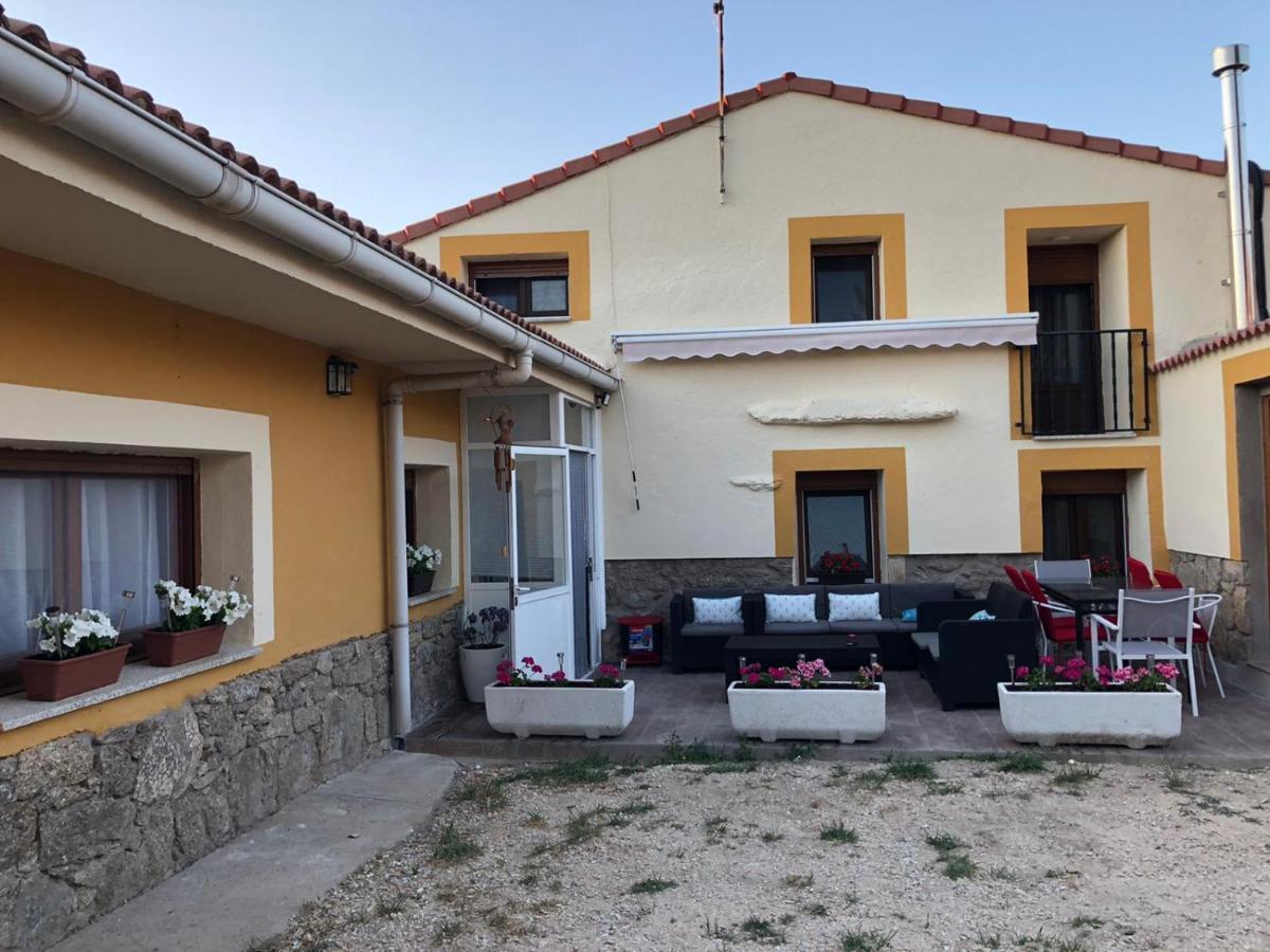 Casa Rural Los 7 Pinos De Gredos ナバレドンダ・デ・グレドス エクステリア 写真
